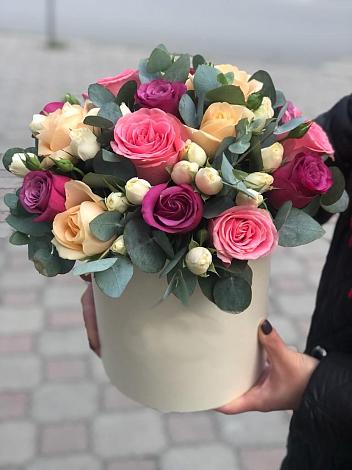 Цветочная композиция из Розы в шляпной коробке в Джигинка